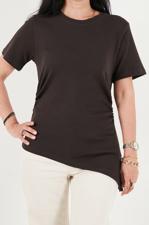 Lela Pamuklu Yanı Büzgülü Asimetrik Kesim Bisiklet Yaka T Shirt Bayan T SHİRT 5867017 KAHVE