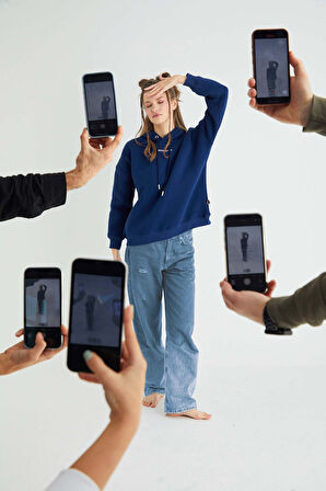 Lisanslı Kapüşonlu Kalın Sweatshirt