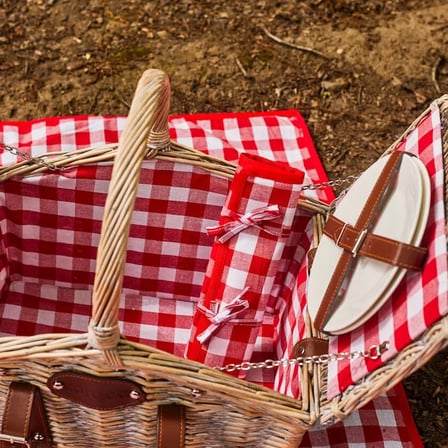 Karaca Summer Tabak, Çatal Kaşık Bıçak Takımı, Kadeh ve Piknik Örtüsü Hediyeli Piknik Sepeti