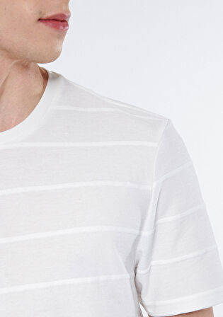 Mavi Çizgi Detaylı Beyaz Tişört 0611409-70057