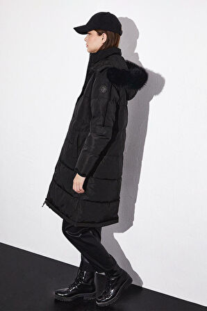 Kadın Kapitone Dik Yaka Kapüşonlu Kürklü Mont - Siyah | 44