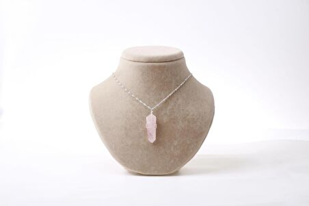 Pembe Kuvars Doğal Taş Kolye Ucu 3x1 cm, Gümüş Zincir
