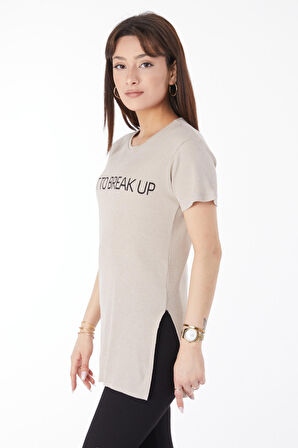 Düz Bisiklet Yaka Kadın Bej Baskılı Yırtmaçlı T-shirt - 24791