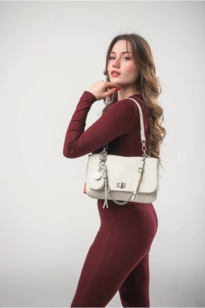 ÇÇS Kadın Omuz Çantası Ayna Charm ve Zincir Detaylı Kapaklı Günlük Şık Çanta Beyaz 18352