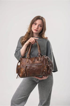 Ççs Kadın Vintage Yıkama Deri Görünümlü Büyük Boy Fermuarlı Zımba Detaylı Omuz ve Kol Çantası Camel 18385
