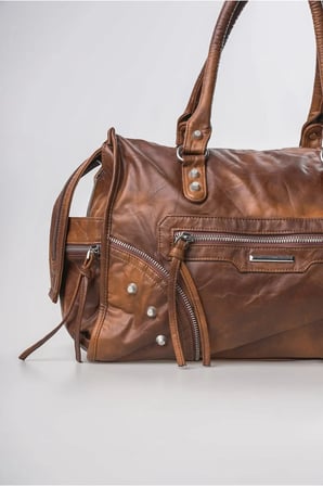 Ççs Kadın Vintage Yıkama Deri Görünümlü Büyük Boy Fermuarlı Zımba Detaylı Omuz ve Kol Çantası Camel 18385