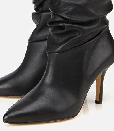 Kadın Deri Siyah Büzgülü Sivri Burunlu İnce Topuklu Bot