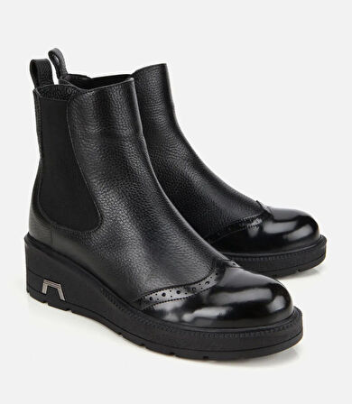 Kadın Deri Siyah Lastik Detaylı Dolgu Topuklu Bot