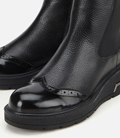 Kadın Deri Siyah Lastik Detaylı Dolgu Topuklu Bot