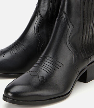 Kadın Deri Siyah İşlemeli Western Düz Bot