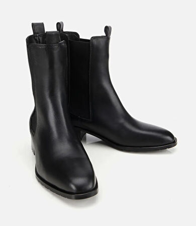 Kadın Deri Siyah Lastik Detaylı Düz Bot