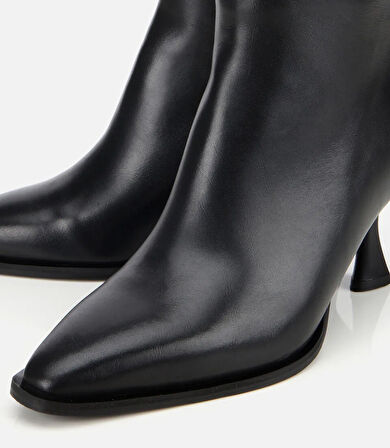 Kadın Deri Siyah Sivri Burunlu Bilekte Topuklu Bot