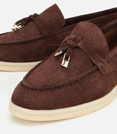 Kadın Süet Deri Kahverengi Gold Aksesuarlı Klasik Loafer