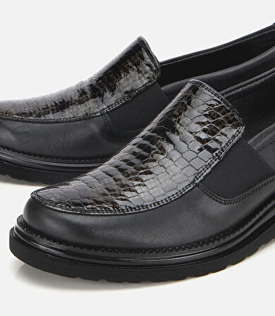 Kadın Deri Siyah Yılan Baskılı Dolgu Topuklu Günlük Loafer