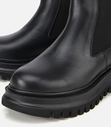 Kadın Deri Siyah Lastik Detaylı Kalın Tabanlı Düz Bot