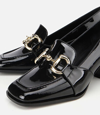 Kadın  Rugan Siyah Tokalı Kare Uçlu Topuklu Klasik Loafer