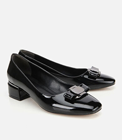 Kadın Rugan Siyah Metal Detaylı Kalın Topuklu Ayakkabı