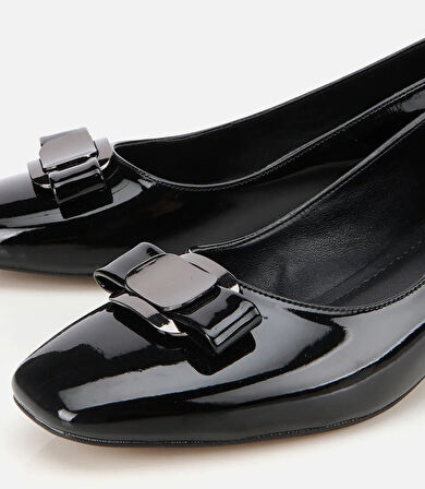 Kadın Rugan Siyah Metal Detaylı Kalın Topuklu Ayakkabı