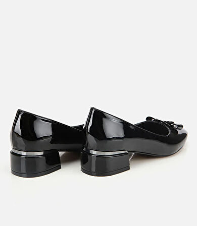 Kadın Rugan Siyah Metal Detaylı Kalın Topuklu Ayakkabı