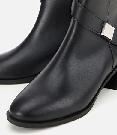 Kadın Siyah Metal Detaylı Bilekte Düz Bot