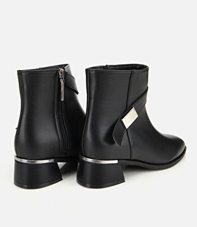 Kadın Siyah Metal Detaylı Bilekte Düz Bot