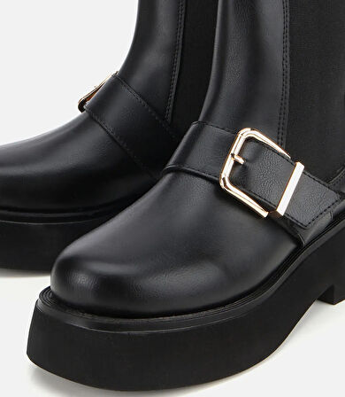 Kadın Siyah Lastik Detaylı Tokalı Kalın Tabanlı Düz Bot