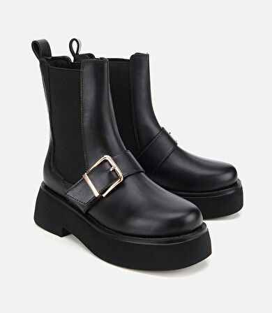 Kadın Siyah Lastik Detaylı Tokalı Kalın Tabanlı Düz Bot