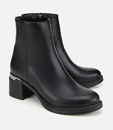 Kadın Siyah Metal Detaylı Kalın Tabanlı Bilekte Düz Bot