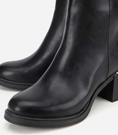 Kadın Siyah Metal Detaylı Kalın Tabanlı Bilekte Düz Bot