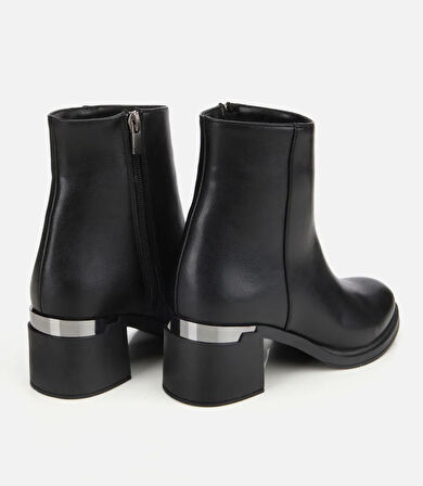 Kadın Siyah Metal Detaylı Kalın Tabanlı Bilekte Düz Bot