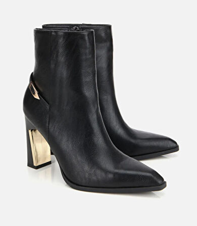 Kadın Siyah Gold Detaylı Tokalı Sivri Burunlu Yüksek Topuklu Bot