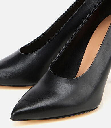 Kadın Deri Siyah Bilekten Bağlamalı Gold Detaylı Yüksek Topuklu Stiletto