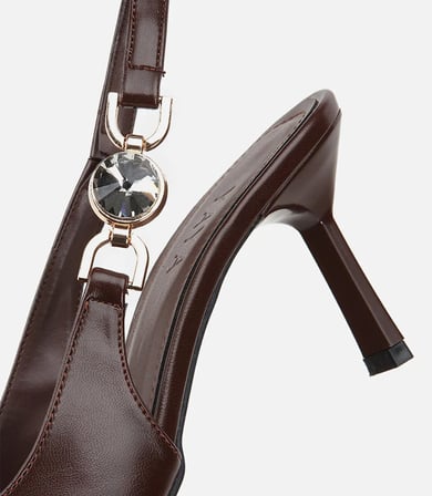 Kadın Kahverengi Sivri Burunlu Taş Aksesuarlı İnce Topuklu Arkası Açık Stiletto