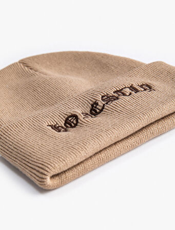 Grafiti İşlemeli Bere Katlama Detaylı