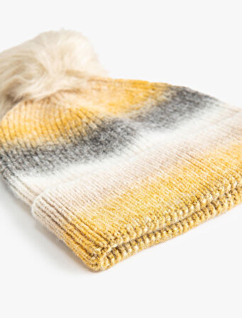 Lastikli Örgü Bere Kenarları Katlı Peluş Ponpon Detaylı Yün Karışımlı