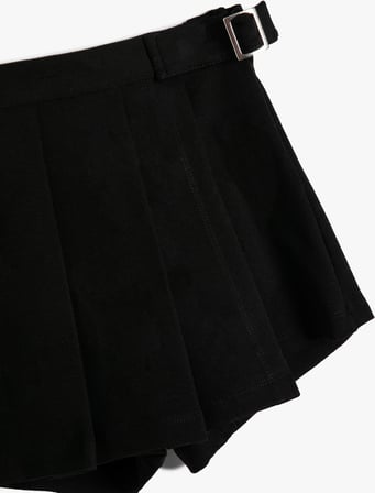 Bermuda Şort Etek Pileli Toka Detaylı 