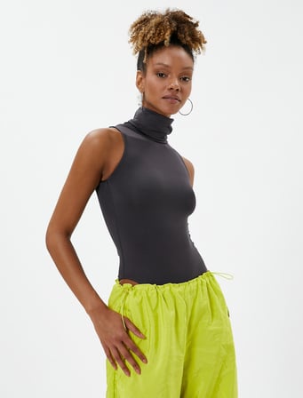 Boğazlı Kolsuz Bodysuit Slim Fit Çıtçıt Kapamalı