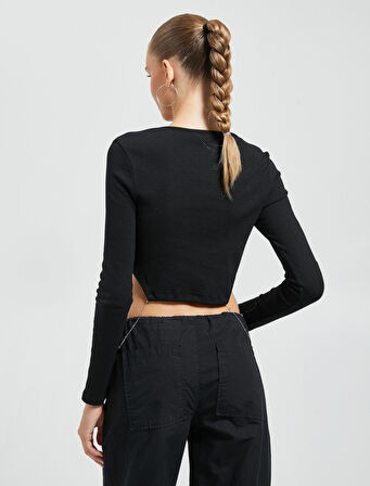 Uzun Kollu Tişört Crop Slim Fit Metal Aksesuarlı