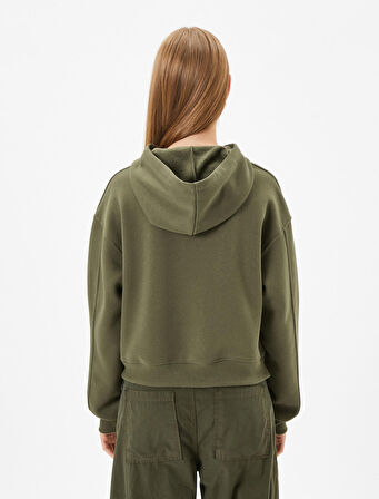 Kapşonlu Crop Kolej Sweatshirt Rahat Kalıp Şardonlu Kabartma Baskılı