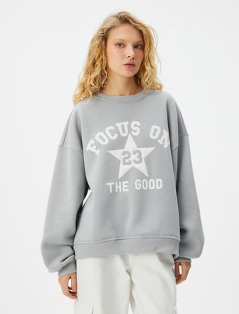 Kolej Sweatshirt Şardonlu Baskılı Aplike Detaylı Uzun Kollu Bisiklet Yaka Rahat Kalıp