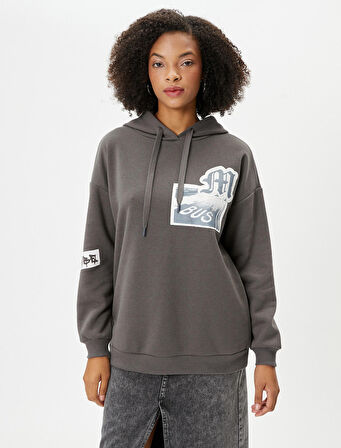 Kapşonlu Sweatshirt Arkası ve Önü Aplike Detaylı Şardonlu 