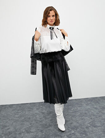 Melis Ağazat X Koton - Broş Detaylı Hakim Yaka Dantelli Gömlek