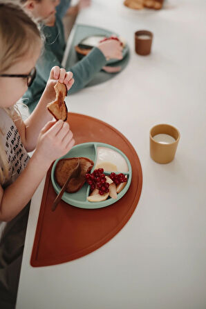 4'lü Silikon Beslenme Seti - Vakumlu Tabak, Önlük, Bardak, Diş Kaşıyıcı Kaşık - Yeşil