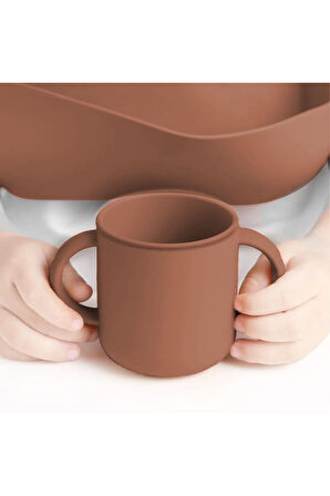 4'lü Silikon Beslenme Seti - Bebek Mama Önlüğü, Mama Kaşığı, Kulplu Bardak, Vakumlu Tabak Kahverengi