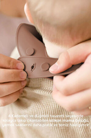 4'lü Silikon Beslenme Seti - Bebek Mama Önlüğü, Mama Kaşığı, Kulplu Bardak, Vakumlu Tabak Kahverengi