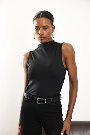 Siyah Dik Yaka Sıfır Kol Bluz 17131