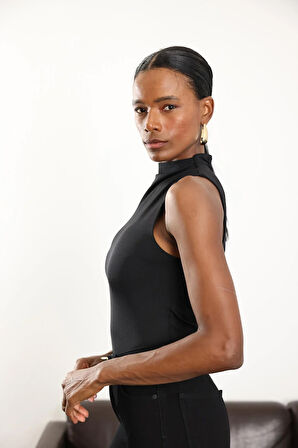 Siyah Dik Yaka Sıfır Kol Bluz 17131