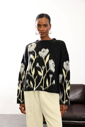 Siyah Çiçek Desenli Kazak 