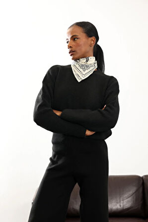 Siyah Bisiklet Yaka Yumuşak Dokulu Triko 251297