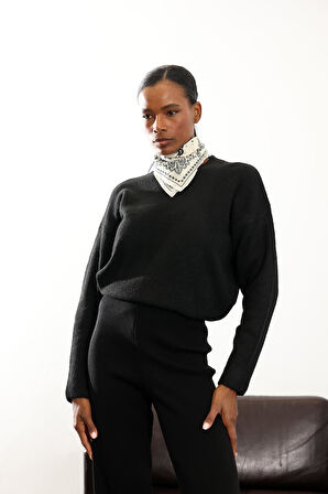 Siyah Bisiklet Yaka Yumuşak Dokulu Triko 251297